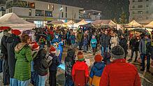 Auf dem weihnachtlich beleuchteten Bertold-Schmidt-Platz im Herzen des Riedparks präsentiert sich der Adventsmarkt in moderne Gewand. ...