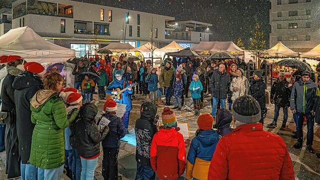 Auf dem weihnachtlich beleuchteten Bertold-Schmidt-Platz im Herzen des Riedparks präsentiert sich der Adventsmarkt in moderne Gewand. ...
