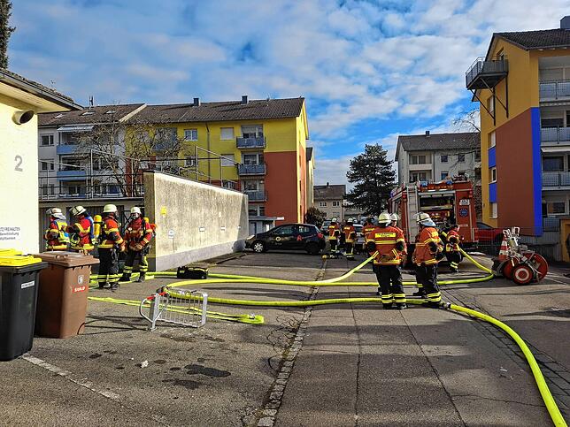 Die Feuerwehr war mit elf Fahrzeugen und rund 45 Einsatzkräften aus den Abteilungen Stadt, Schlatt und Hausen vor Ort.