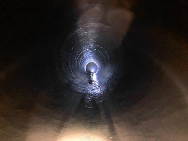Blick in die Röhre: Im Zuge der Baumaßnahmen werden auch die Leitungsrohre in Augenschein genommen.