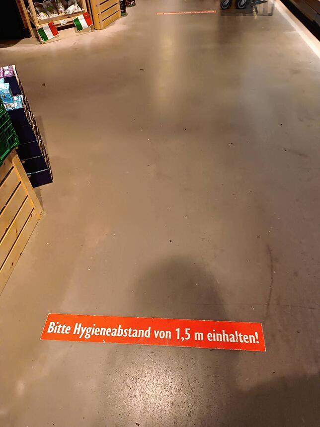 Edeka Schulz in Dogern: Hier sind noch immer die alten Abstandsmarkierungen zu sehen, die dafür sorgen sollten, dass sich Kunden im ...