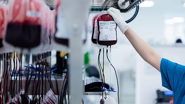 Im Sommer spenden laut DRK deutlich weniger Menschen Blut. (Archivbild)