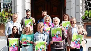 Die Organisatoren des Clean-Up (vorne von links): Ayse Christ (Sachbearbeiterin Kinder- und Jugendreferat), Erika Thinnes ...