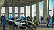 Auf 190 Metern Höhe lässt sich die Aussicht aus einem Konferenzraum für bis zu 90 Personen genießen. Wirtschaftsförderer André Lomsky ...