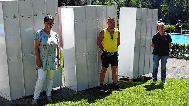 Letzte Baustellen werden abgearbeitet: Gabriele Wöhrle-Metzger, der Waldbad-Betriebsleiter Florian Rizzo und Pia Kreml von den ...