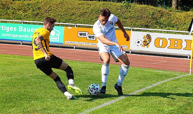 Zweikampf: Andreas Schneider vom SV 08 Laufenburg (rechts) gegen den Wyhler Manuel Schätzle.