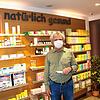 Er hält die aktuell letzte vorhandene Grippeimpfung seiner Hof-Apotheke in der Hand: Peter Meess. Doch Nachschub für die Donaueschinger ...