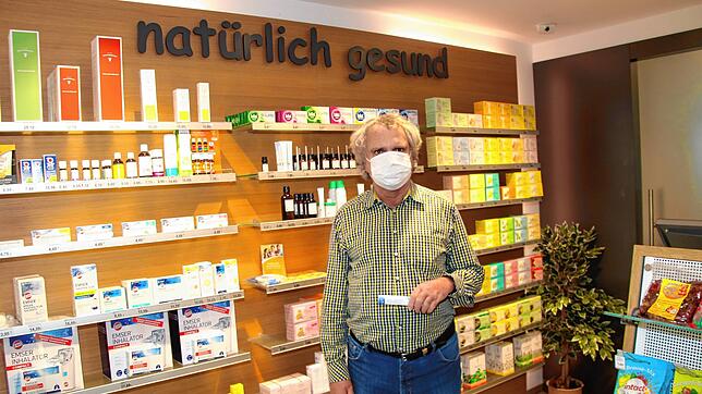 Er hält die aktuell letzte vorhandene Grippeimpfung seiner Hof-Apotheke in der Hand: Peter Meess. Doch Nachschub für die Donaueschinger ...