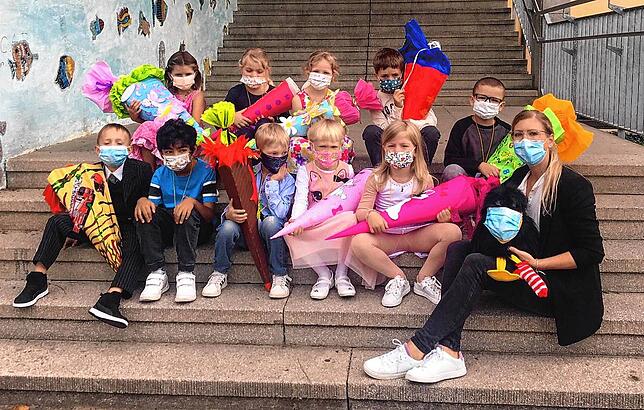 Die Kinder der Klasse E4 erlebten ihren ersten Schultag gemeinsam mit ihrer Lehrerin Susanne Heist.