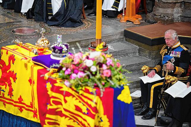 König Charles III. vor dem Sarg in der Westminster Abbey