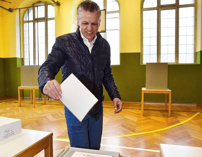 Thorsten Frei (CDU) gibt am Sonntagmorgen seine Stimme in Donaueschingen ab.
