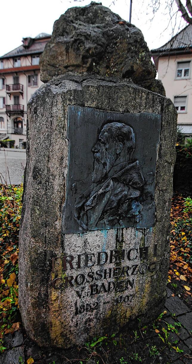 Der Rest des Denkmals im heutigen Rathauspark: Der Bronzeadler wurde ebenso im Zweiten Weltkrieg für Kanonen eingeschmolzen wie die ...