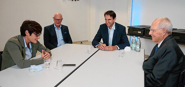 Wolfgang Schäuble (rechts) im Gespräch mit Politikredakteurin Angelika Wohlfrom. Mit dabei waren Hans-Peter Repnik, ehemaliger, ...