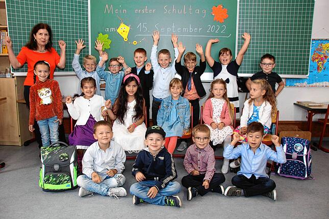 Die Freude steht den 17 Erstklässlern der Klasse 1b der Conradin-Kreutzer-Schule Meßkirch und ihrer Klassenlehrerin Sabine Wrba (links) ...