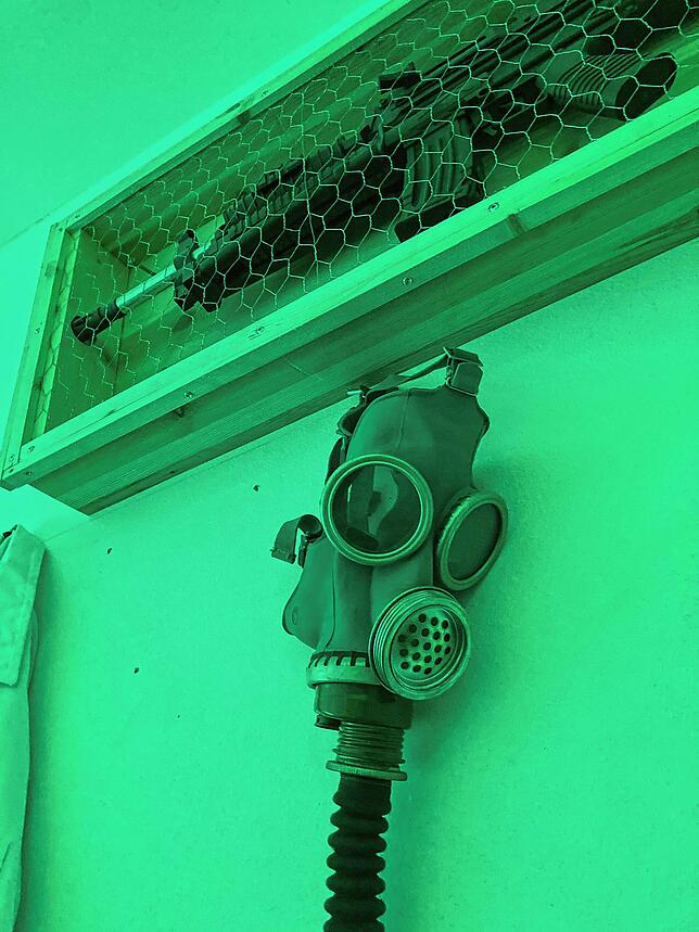 Eine Gasmaske hängt in einem Escape Room.