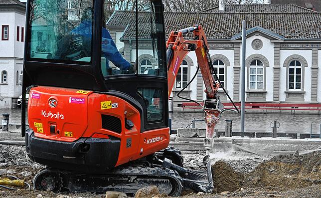 An der sanierten Hafenmauer muss der Beton an manchen Abschnitten einige Zentimeter zurückgenommen werden.