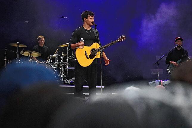 Bild 12: Wincent Weiss singt vor 4500 Besuchern im Regen