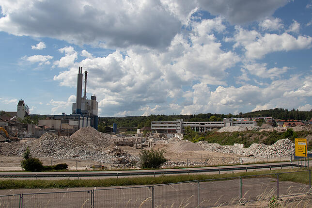 August 2018: Die Abbrucharbeiten an der Papierfabrik laufen. Bagger und Radlader sind im Einsatz um den Schutt wegzuschaffen.