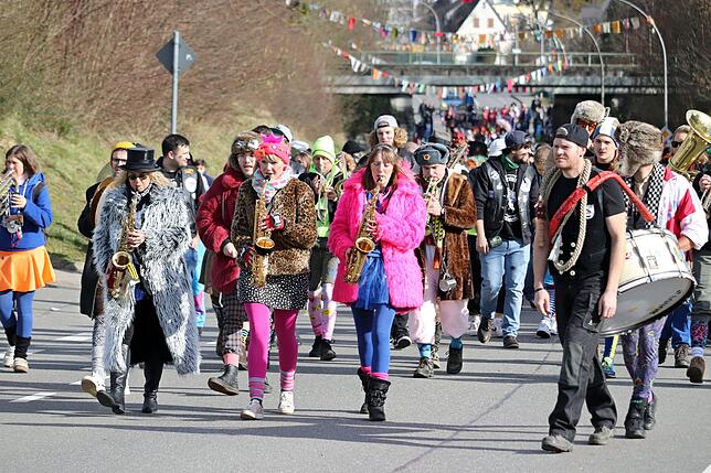 Bild 4: Dorffasnet in Kluftern: Bilder vom Umzug und vom Narrenbaumstellen