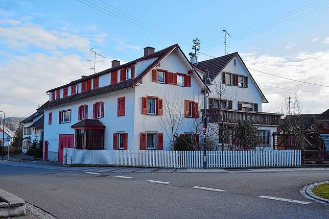 Dieser Häuserkomplex am Eck bei der Weilerkapelle soll abgerissen werden. Der Neubau soll in symmetrischer L-Form mit einem freien Platz ...