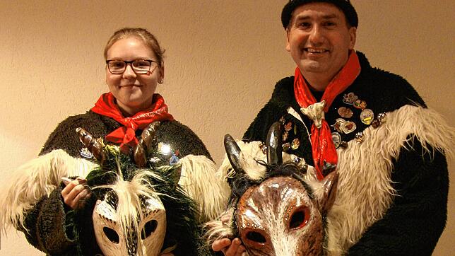 Chiara Demme und Stephan Burmeister im Hobelgeiss-Häs halten in Büsingen die Buurefasnacht-Tradition auch in Corona-Zeiten hoch.