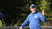 Trainer Alessandro Paolantonio und der SV Orsingen-Nenzingen feiern ihren deutlichen Heimsieg.