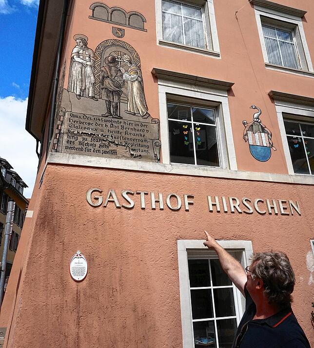 Ronald Landwehr zeigt auf das beschädigte Sgraffito am ehemaligen Gasthof Hirschen, dass zu seinem Unverständnis bis heute nicht ...