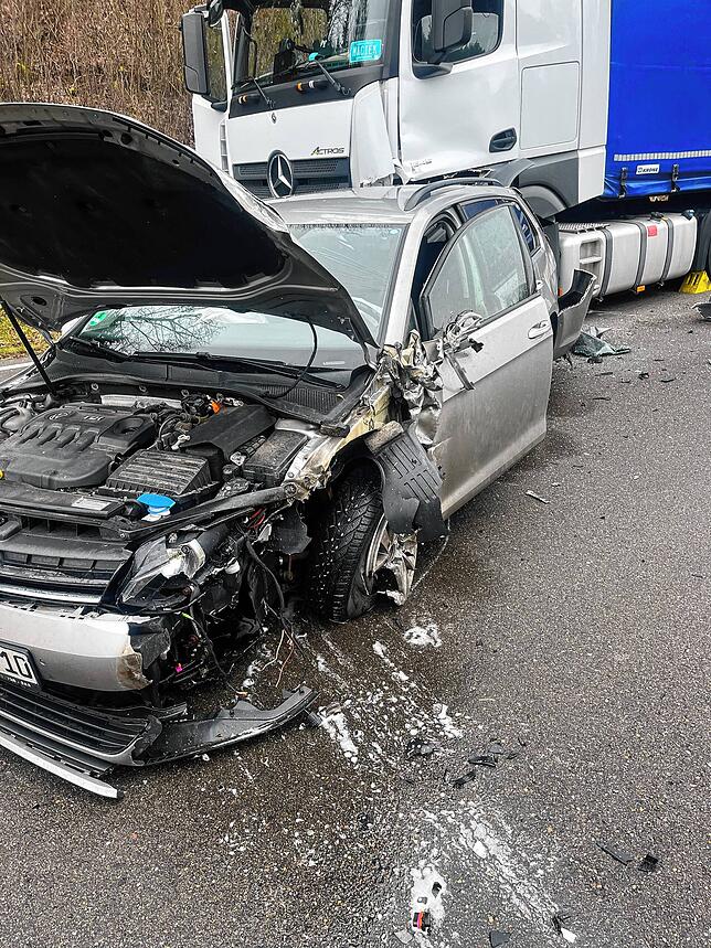 Das Auto ist nach dem Zusammenprall schwer beschädigt.