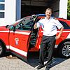 Gerd Wimmer und sein neuer Dienstwagen. Der Kommandowagen der Feuerwehr Donaueschingen ist ein für die Bedürfnisse der Feuerwehr ...