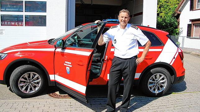 Gerd Wimmer und sein neuer Dienstwagen. Der Kommandowagen der Feuerwehr Donaueschingen ist ein für die Bedürfnisse der Feuerwehr ...