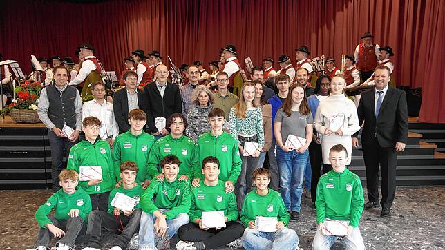 Ehrung für herausragende sportliche Leistungen: Sportler vom Schützenverein und aus den SV-Abteilungen Fußball und Leichtathletik werden ...