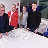 Wegen der hohen Wahlbeteiligung haben die Wahlhelfer in Allensbach viel zu tun – hier (von links): Philip Daiger, Karin Heiligmann, ...