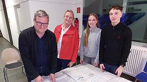 Wegen der hohen Wahlbeteiligung haben die Wahlhelfer in Allensbach viel zu tun – hier (von links): Philip Daiger, Karin Heiligmann, ...