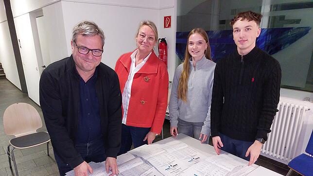 Wegen der hohen Wahlbeteiligung haben die Wahlhelfer in Allensbach viel zu tun – hier (von links): Philip Daiger, Karin Heiligmann, ...