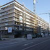 Der Gebäuderiegel im Scheffelareal an der Hauptstraße in Singen wächst. Für die Hausanschlüsse wird die Hauptstraße (rechts im Bild) ...