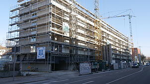 Der Gebäuderiegel im Scheffelareal an der Hauptstraße in Singen wächst. Für die Hausanschlüsse wird die Hauptstraße (rechts im Bild) ...