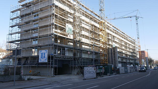 Der Gebäuderiegel im Scheffelareal an der Hauptstraße in Singen wächst. Für die Hausanschlüsse wird die Hauptstraße (rechts im Bild) ...