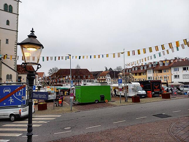Donnerstags ist der Marktplatz derzeit das Ausweichquartier für den Wochenmarkt. Außerhalb der Marktzeiten ist er eine reine Parkfläche.