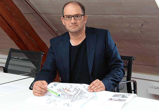 Andreas Flöß (Freie Wähler), hier bei der Vorstellung seiner Pläne im Mai 2025, will eine schrittweise Sanierung des Pflasterbelags in ...