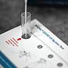 Bei den Antigen-Schnelltests, die bald in Supermärkten zu kaufen sind, wird der Nasenabstrich in einer Flüssigkeit getränkt und ...
