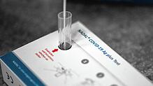 Bei den Antigen-Schnelltests, die bald in Supermärkten zu kaufen sind, wird der Nasenabstrich in einer Flüssigkeit getränkt und ...