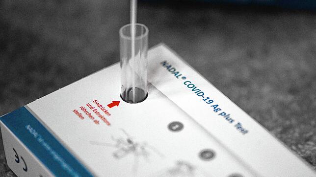 Bei den Antigen-Schnelltests, die bald in Supermärkten zu kaufen sind, wird der Nasenabstrich in einer Flüssigkeit getränkt und ...