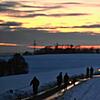 Zahlreiche Spaziergänger wandelten am dritten Advent auf dem Weg zum Wasserschloss in Eschbach.