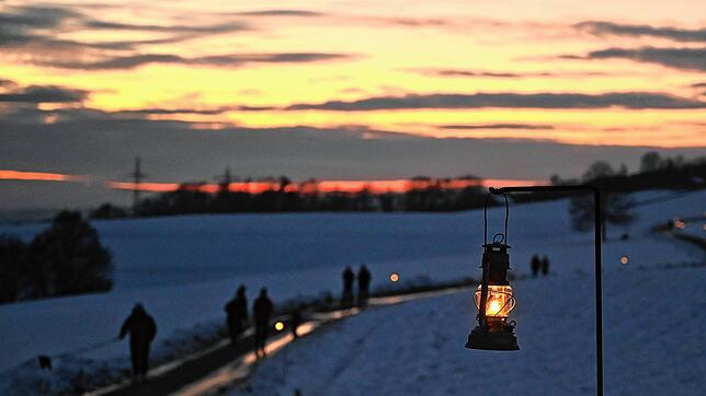 Zahlreiche Spaziergänger wandelten am dritten Advent auf dem Weg zum Wasserschloss in Eschbach.
