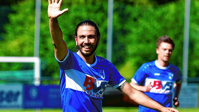 Ehrensache: Julian Göbel unterbricht &ndash; wie Fabian Binzer &ndash; in der personellen Notsituation des FC Erzingen sein ...