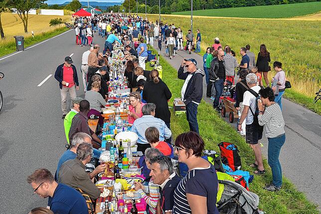 Die Vorbereitung der Langen Tafel ist mit großem logistischen Aufwand verbunden: Die Straße – wie hier 2017 – muss gesperrt werden, ...