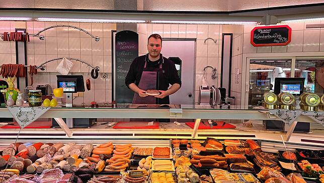 Fest verwurzelt seit Generationen in Immenstaad: Die Metzgerei Karl Winkler, hier mit Junior-Chef Philip Winkler hinter der Ladentheke.