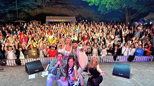 Im Juli 2024 steht Melia (rechts) beim Sound Beach Festival auf der Bühne im Überlinger Uferpark mit Vincent Gross, Anna-Carina ...