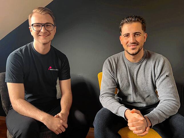 Noa Hönig (links) und sein Mitarbeiter, Marketing Manager Jannis Mallinis. „Stellen schaffen ist wichtig“, sagt der junge Gründer.