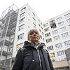 Links die Feuerleiter, rechts das ausgebrannte Zimmer: Svetlana Prasser half während des Klinikbrandes den Rettungskräften, Patienten zu ...